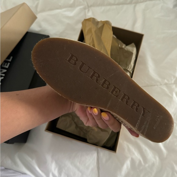 Burberry espadrilles size 38, used only once. Comes with boxes - Picture 3 of 8